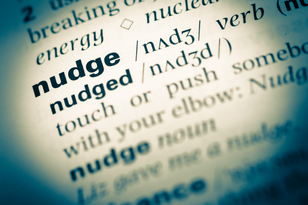 “Nudge”: cos’è e cosa significa per l’educazione finanziaria