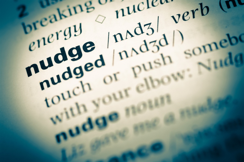 “Nudge”: cos’è e cosa significa per l’educazione finanziaria